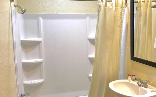 Whistling Pines - Daily & Extended Stay, Elizabeth City