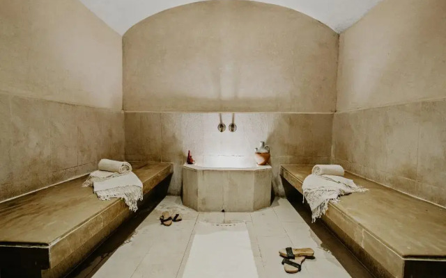 Adama Hotel