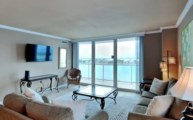 Sabine Yacht & Racquet #8D