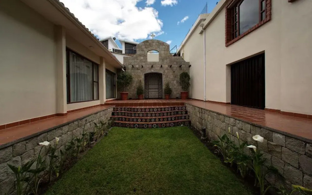 Quindeloma Art Hotel And Gallery