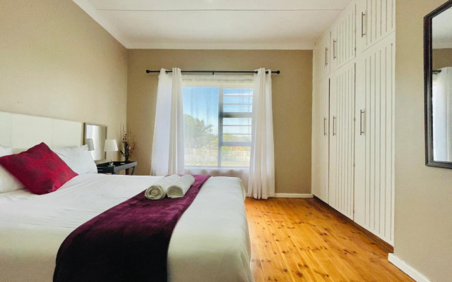 Entire House in Beacon Bay - Golden Location