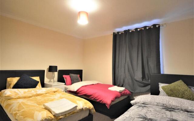 London Zone 2 Lovely 4 bedroom Apartment - 3 Trowbridge Road