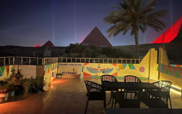 Pyramids Overlook Inn