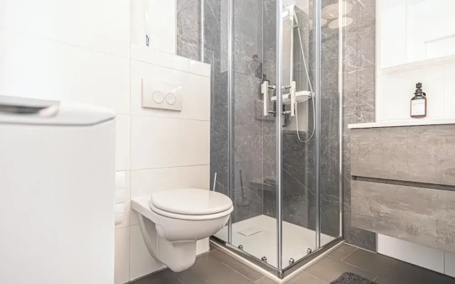 9 Min Metro City Center 1BR 1LR Apt