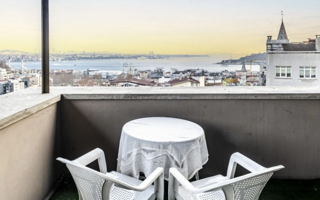 Flat With Bosphorus View and Terrace in Beyoglu