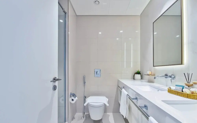 Stylish 2BR in Emaar Beach Front w/ Private Beach