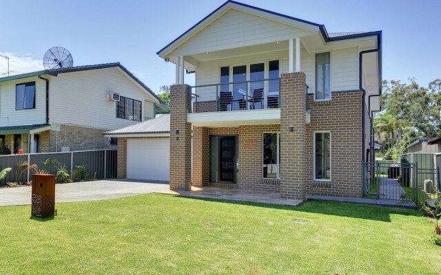 Big Wave, 8 Achilles Street