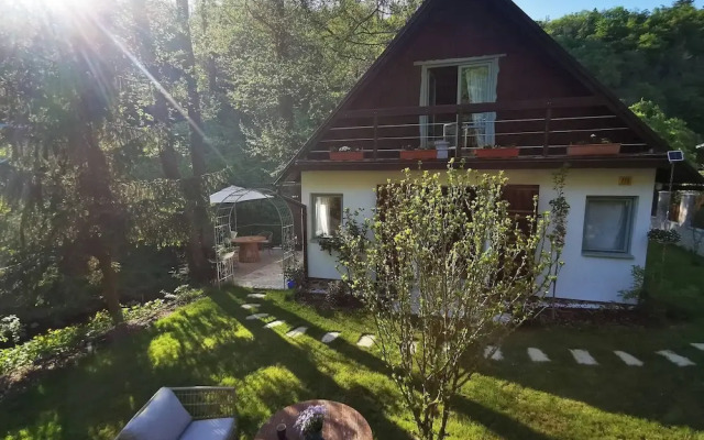 Sunny Wooden House on Creek, 30 Minutes Prague