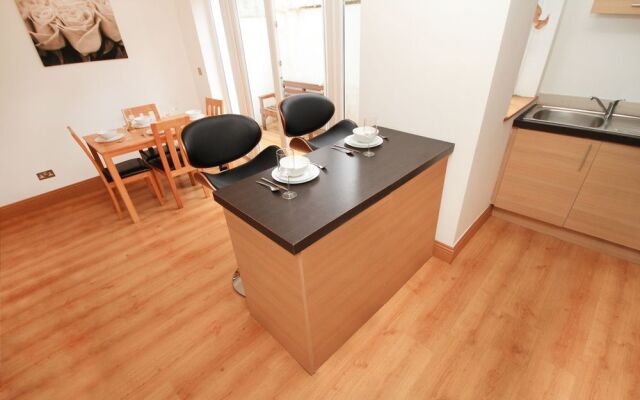 Macken Street Sleeps 10
