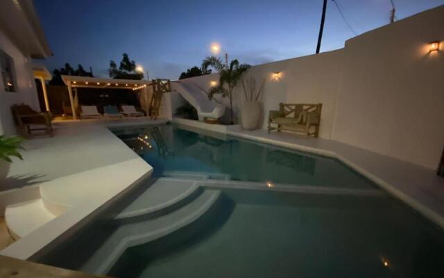 4BLESSINGSCURACAO TOP location swimming pool & nearby beaches -