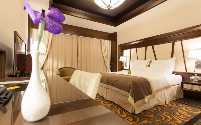 Metropolis Hotel