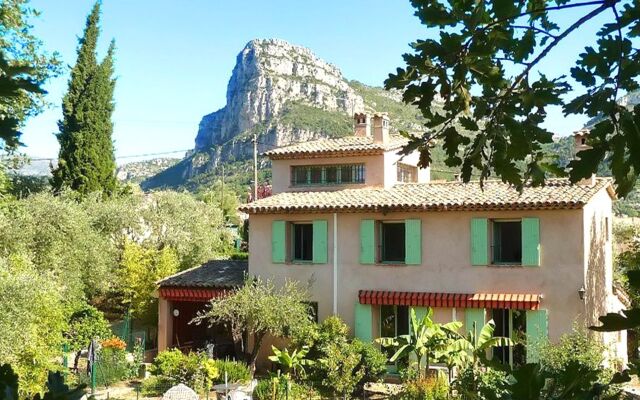 House With 4 Bedrooms in La Gaude, With Wonderful Mountain View, Priva