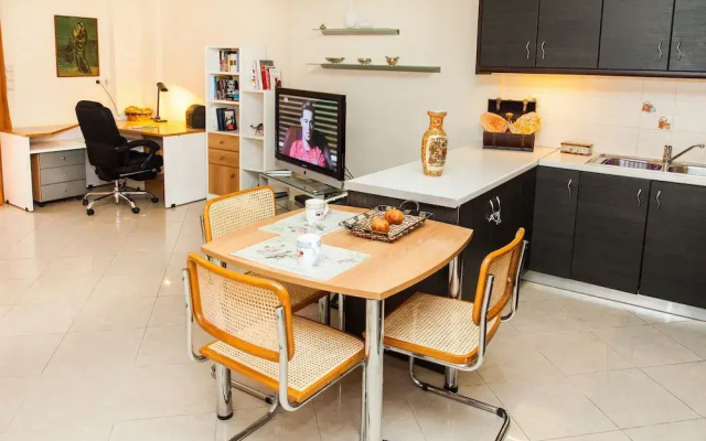 Spacious Apartment in Neos Kosmos