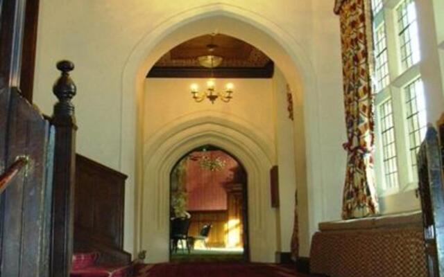 Best Western Plus Grim's Dyke Hotel