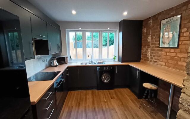 Northampton Oasis - 4 Bedroom House