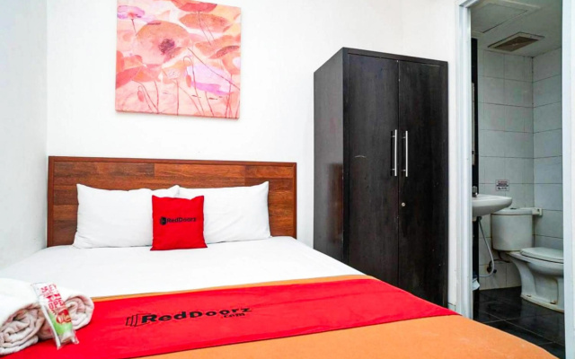 RedDoorz Plus @ Pasar Baru – Guest Rooms – Jakarta