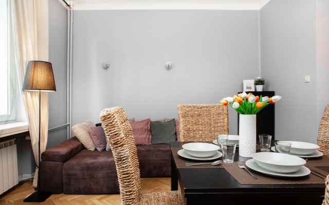 Al. Jerozolimskie Apartment by Renters