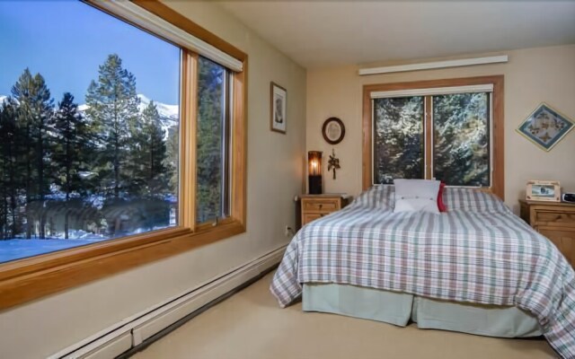 Royal Tiger Lodge (Private Home with Hot Tub)