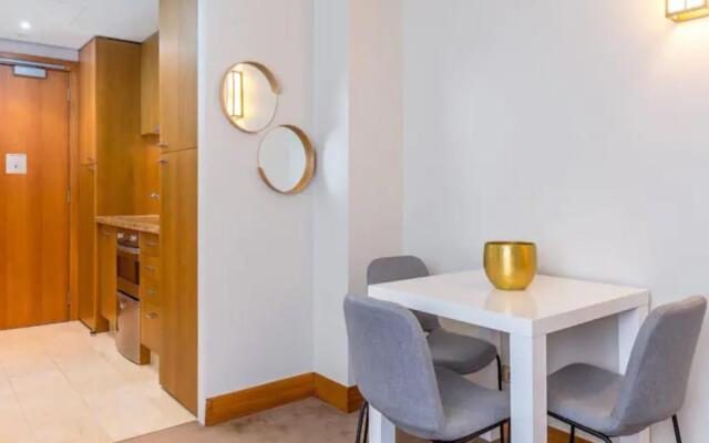 Stylish Central City Apartment with  Pool and Gym