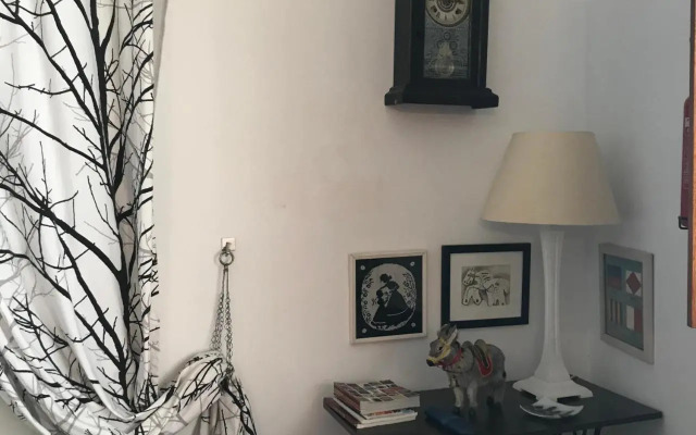 White & Grey House (39721/AL)