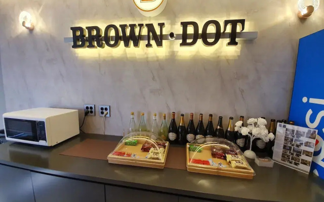 Brown-Dot Hotel