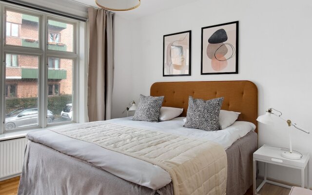 Sanders Constantin - Chic 2-bdr Apt With Balcony