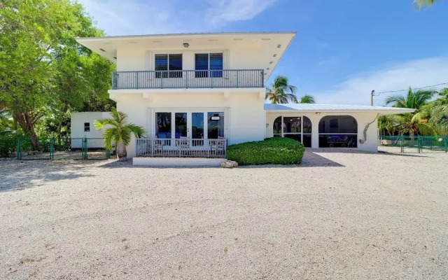 Walk to Beach: Waterfront Home in Marathon!