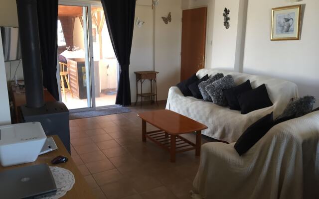 2 Bed Flat - Sleeps 4 - Pool - Parking - Wifi