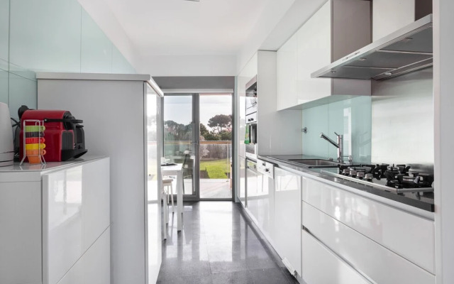 ALTIDO Superb Apt w/Terrace Pool & Spa in Cascais