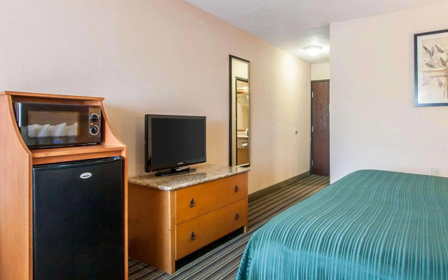 Econo Lodge Inn & Suites