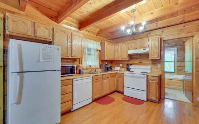 Cabin w/ Hot Tub ~ 6 Mi to Downtown Gatlinburg!