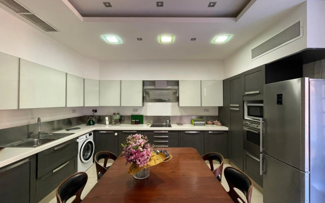 Valletta Collection - Merchant Str Apartment with large yard