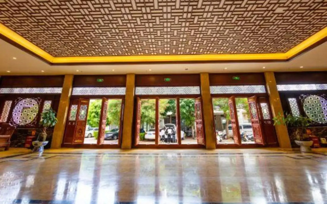 Maitreya Sanlong Hotel (Huquan Hot Spring Ecological Park Honghe Water Town Branch)