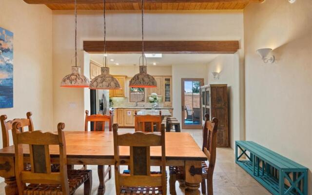 Casa Nona - Pristine Home in the Railyard District, Walk to The Plaza