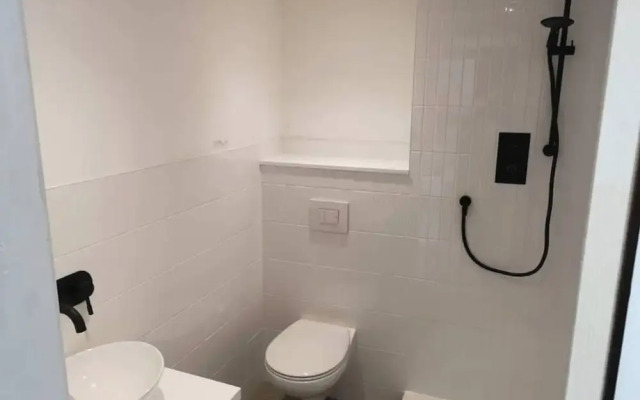 Sunny 1 Bedroom Apartment In Fun Neighbourhood