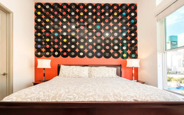 RockNRoll Penthouse Suite l Awesome Apt downtown.