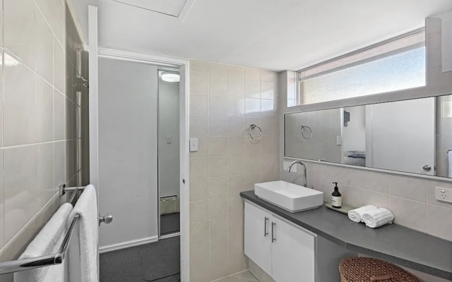 Charming Studio Apartment in Mandurah – Bathroom – Mandurah