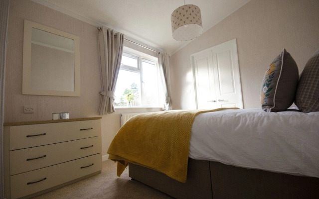 Hollicarrs - Bumblebee Lodge