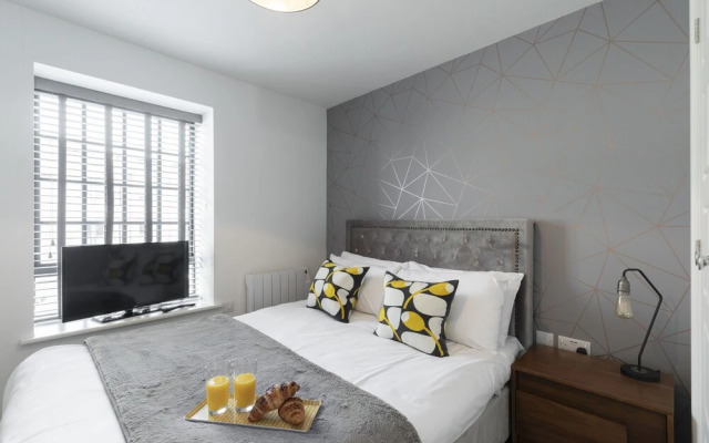 Elliot Oliver - Modern 2 Bedroom Town Centre Apartment