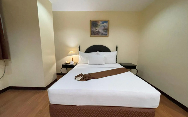 The Golden Peak Hotel & Suites powered by Cocotel