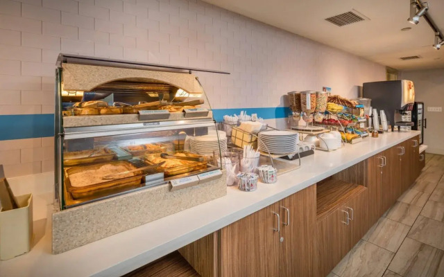 Holiday Inn Express and Suites Modesto by IHG