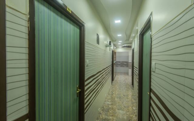 OYO 10016 Hotel Golden Inn