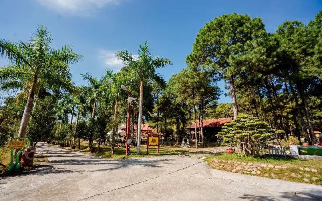 Bai Tu Long Mountain Resort