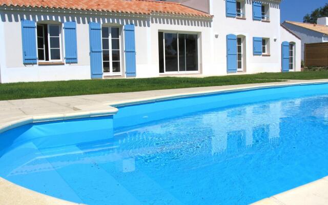 Charming holiday home with dishwasher located at golf course