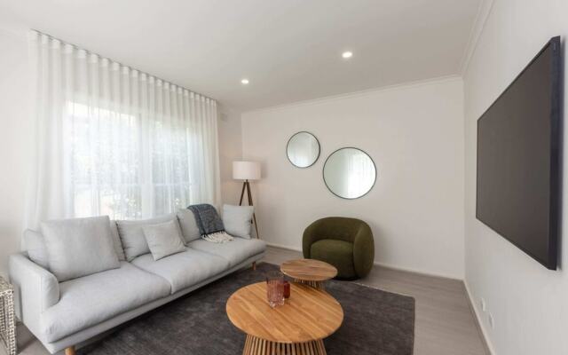 Elegant 2-bedroom House in Prahran w/ Parking!