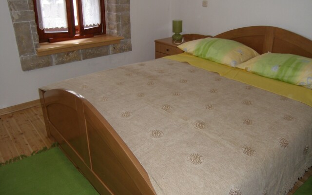 Easeful Pifar Apartment great location