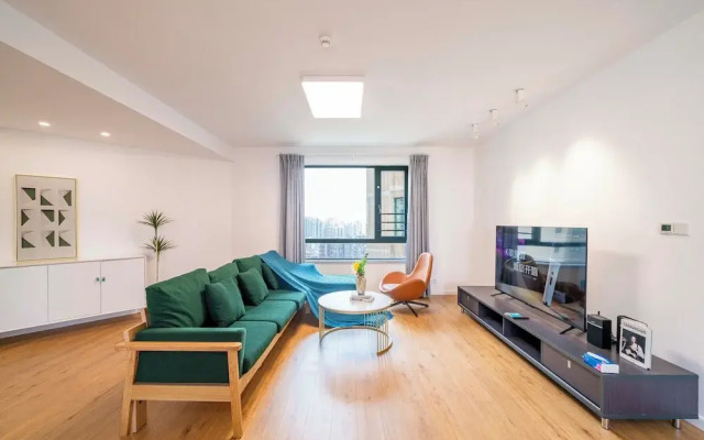 Tyms 4BR 2BA Apt Novel Garden