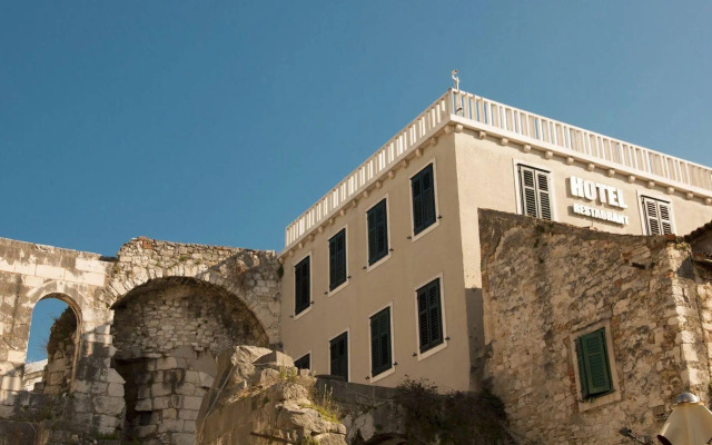 Hotel Peristil