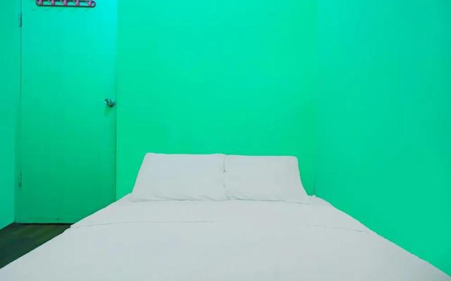 SPOT ON 92186 Penginapan LorraNearPasar Oleh Oleh