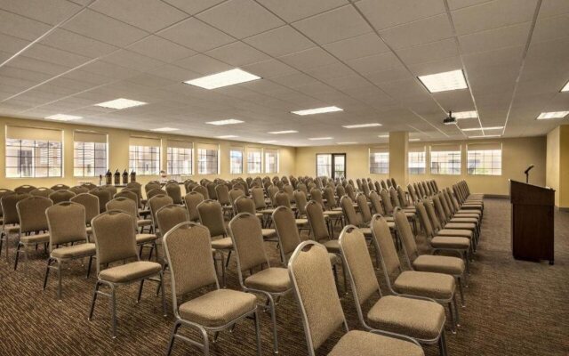 GreenTree Inn & Suites Phoenix Sky Harbor